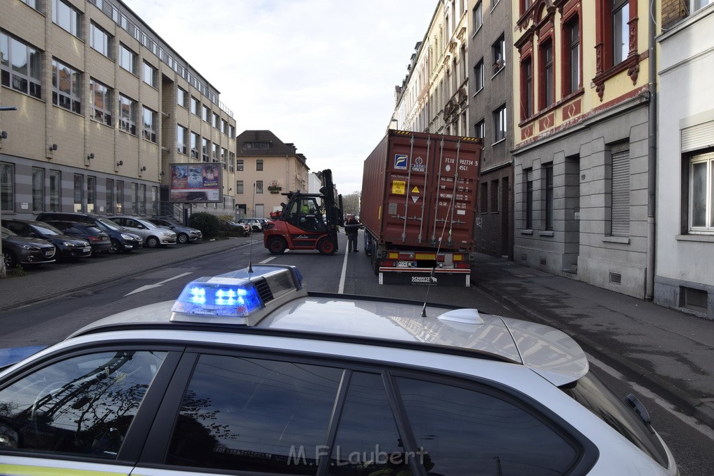 LKW gegen Bruecke wegen Rettungsgasse Koeln Muelheim P52.JPG - Miklos Laubert